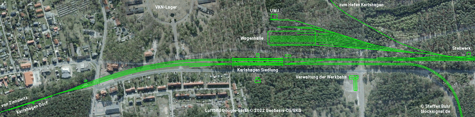 Gleisanlagen als grüne Linien im Luftbild 2009, das den Bereich vom Bahnsteig Karlshagen Dorf bis zum Zentralstellwerk aus 1800 m Höhe zeigt