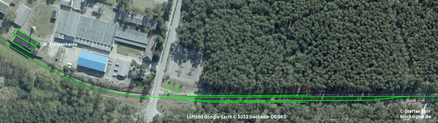 Gleisanlagen als grüne Linien im Luftbild 2009, das den Bereich des Bahnhofs Trassenheide Dorf aus 700 m Höhe zeigt