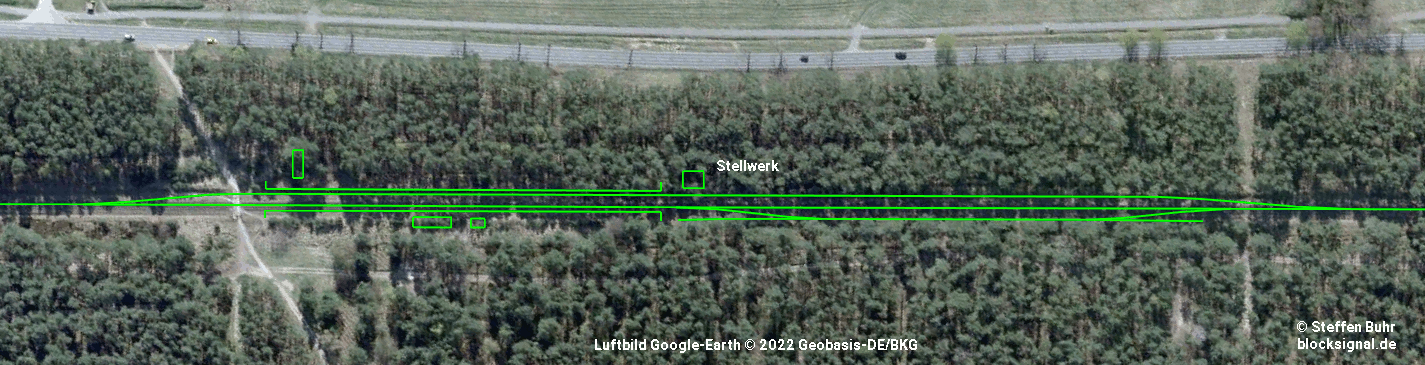 Gleisanlagen als grüne Linien im Luftbild 2009, das den Bereich des Bahnhofs Trassenheide Lager aus 700 m Höhe zeigt