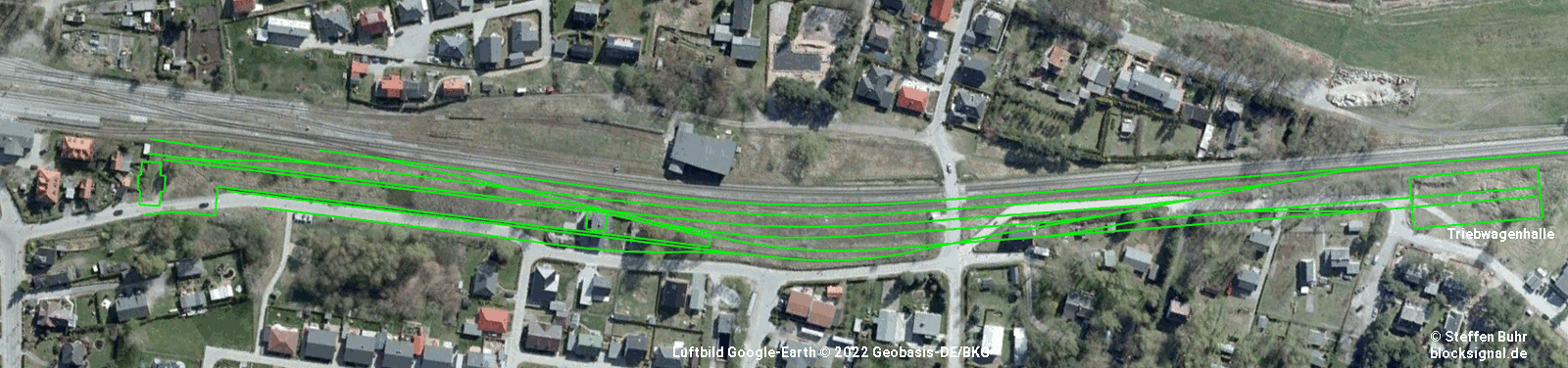 Gleisanlagen als grüne Linien im Luftbild 2009, das den Bereich des Werkbahnhofs Zinnowitz aus 700 m Höhe zeigt