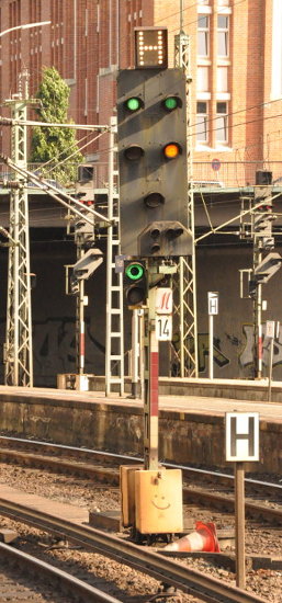 Signal 14 in Hamburg Hbf mit leuchtendem Abfahrauftrag