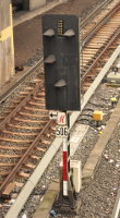 Sv-Signal 506 am Hbf formatfüllend mit leuchtendem Bremspfeil